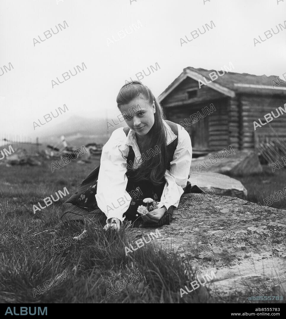 1957.. Utan bildtext. Anm. Filmen Synnöve Solbakken hade premiär 1957 och H.Andersson spelade Ingrid Fäbodjänta Plocka blommor Tussilago Fäbodar Skådespelare Se även 821435, 821371 persons: HARRIET ANDERSSON sites: SVERIGE.