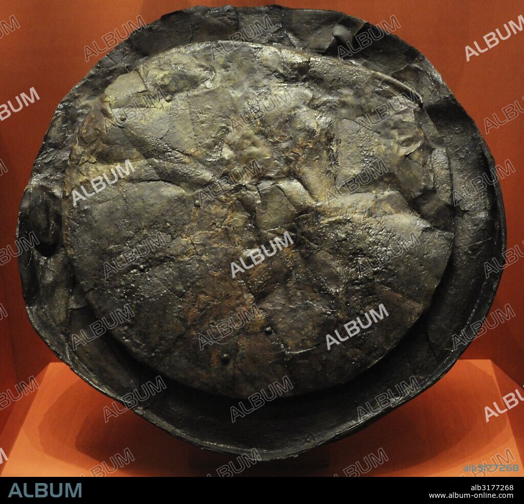 Reino Urarta. Anatolia oriental. Escudo. Bronce. Siglo VIII aC. Dos líneas de inscripción cuneiforme del rey Argishti I de Urartu (reinó 786-764 AC). En la llanta, se repite dos veces: "Para dios Haldi, el Señor, en la ciudad de Erebuni, es Argishti, hijo de Menua, dedicada este escudo. Argishti, el poderoso rey, el gran rey, el rey de Bikinili, gobernante de la ciudad Tushpa". Museo del Hermitage (The State Hermitage Museum). San Petersburgo. Rusia.