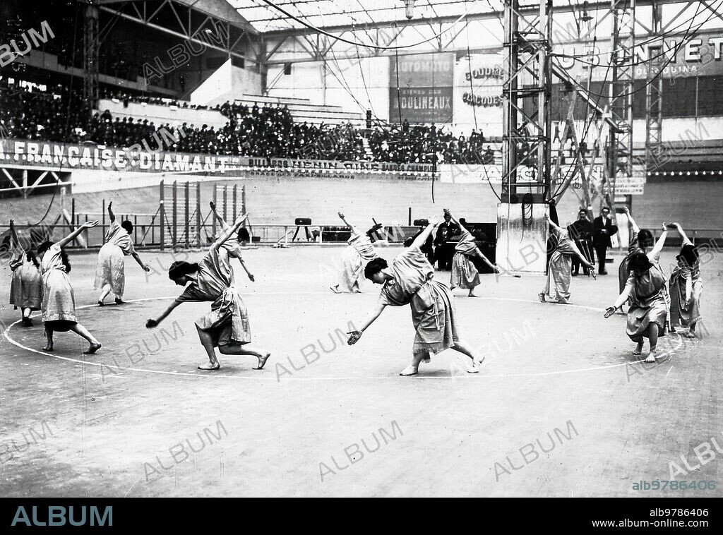 París. 1913 (CA.) Congreso de Educación Física en París. Un ejercicio de las señoritas presentadas por M. Paysée, según el método helénico de Isidora Duncan.