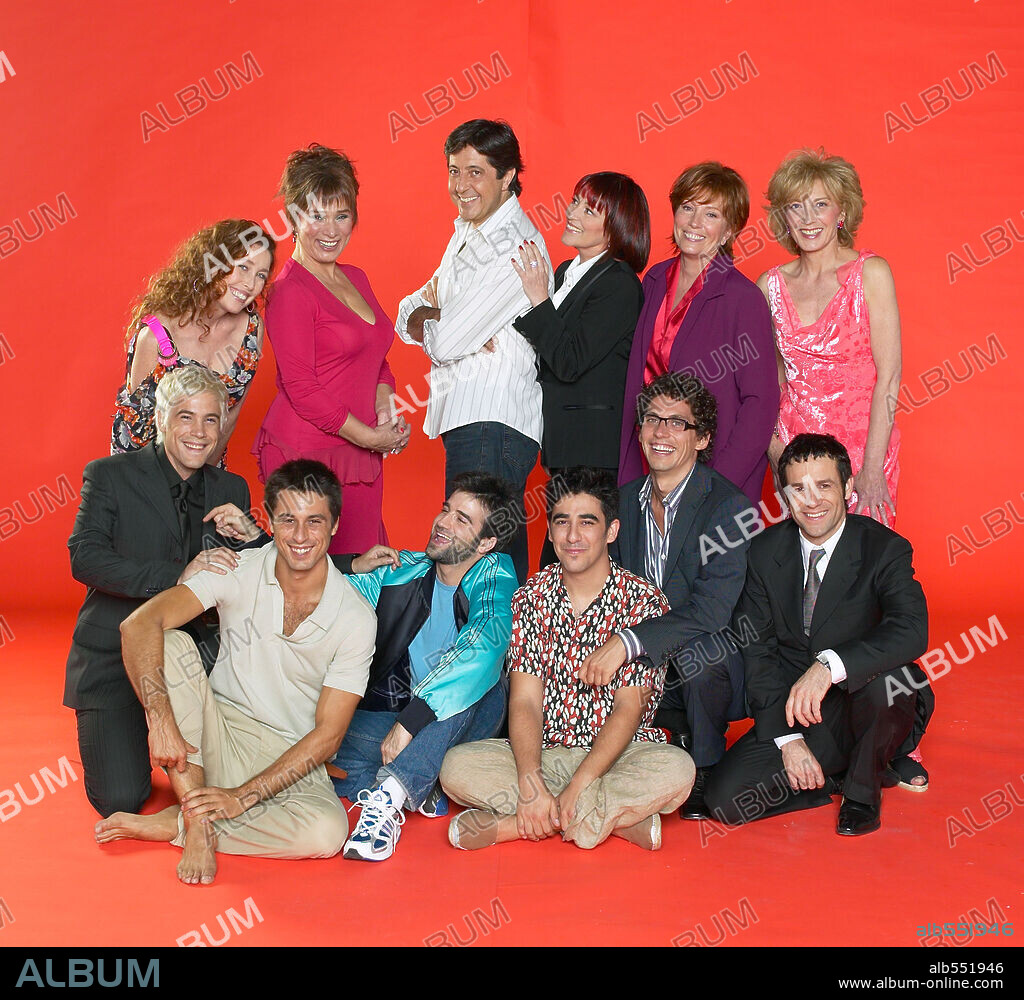 BETIANA BLUM, CARMEN MAURA, DANIEL HENDLER, GUSTAVO SALMERON, HUGO SILVA, MARISA PAREDES, MERCEDES SAMPIETRO, PACO LEON, RAUL JIMENEZ and VERONICA FORQUE in REINAS, 2005, directed by MANUEL GOMEZ PEREIRA. Copyright LUCKY RED/WARNER SOGEFILM A.I.E.