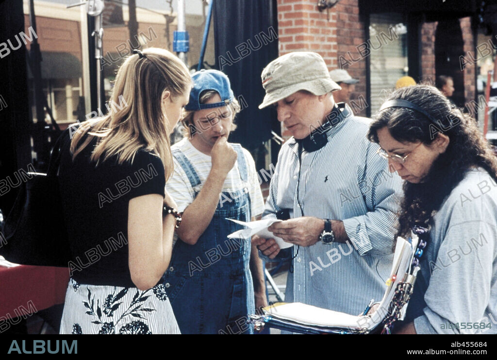DAVID SPADE, MARY McCORMACK and SAM WEISMAN in DICKIE ROBERTS: FORMER CHILD STAR, 2003, directed by SAM WEISMAN. Copyright TM/PARAMOUNT PICTURES / FELLMAN, MARK.