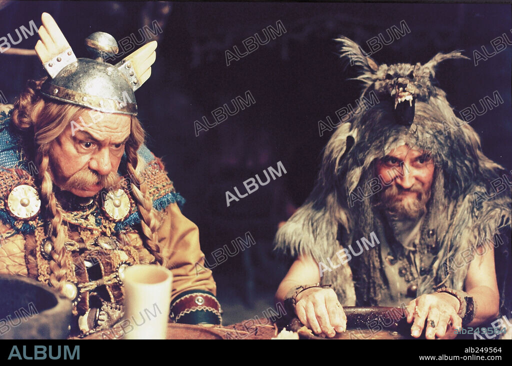 DANIEL PREVOST und MICHEL GALABRU in ASTERIX ET OBELIX CONTRE CESAR, 1999, unter der Regie von CLAUDE ZIDI. Copyright RENN PRODUCTIONS / GEORGE, ETIENNE.