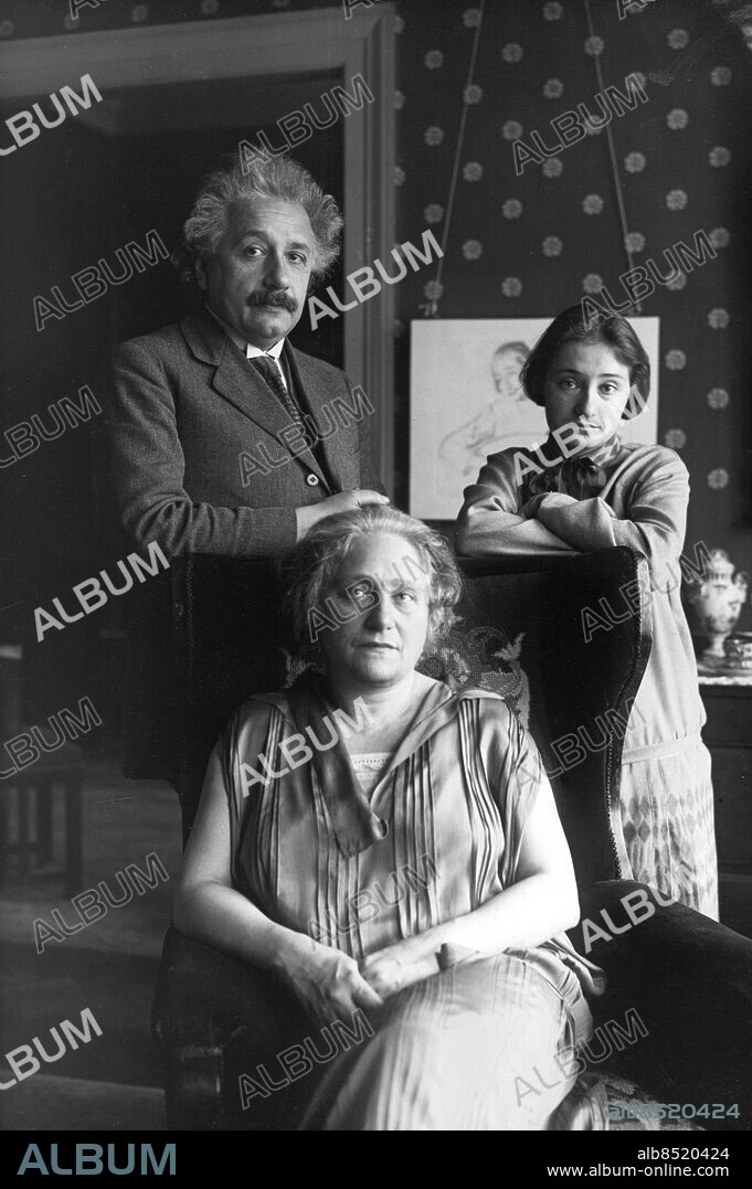 Orig. bildtext... NEUESTE EXKLUSIVE AUFNAHME VON PROFESSOR ALBERT EINSTEIN, MIT SEINER FRAU UND SEINER TOCHTER MARGOT IM BERLINER HEIM. Einstein ist nicht nur einer der grössten Gelehrten, sondem auch ein Geiger von hohem Rang, was er in einem kürzlich stattgefundenen Wohltätigkeitfest bewies. Anm. Nobelpriset i fysik 1921 persons: Albert Einstein ;Elsa Einstein ;Margot Einstein sites: BERLIN ;TYSKLAND.