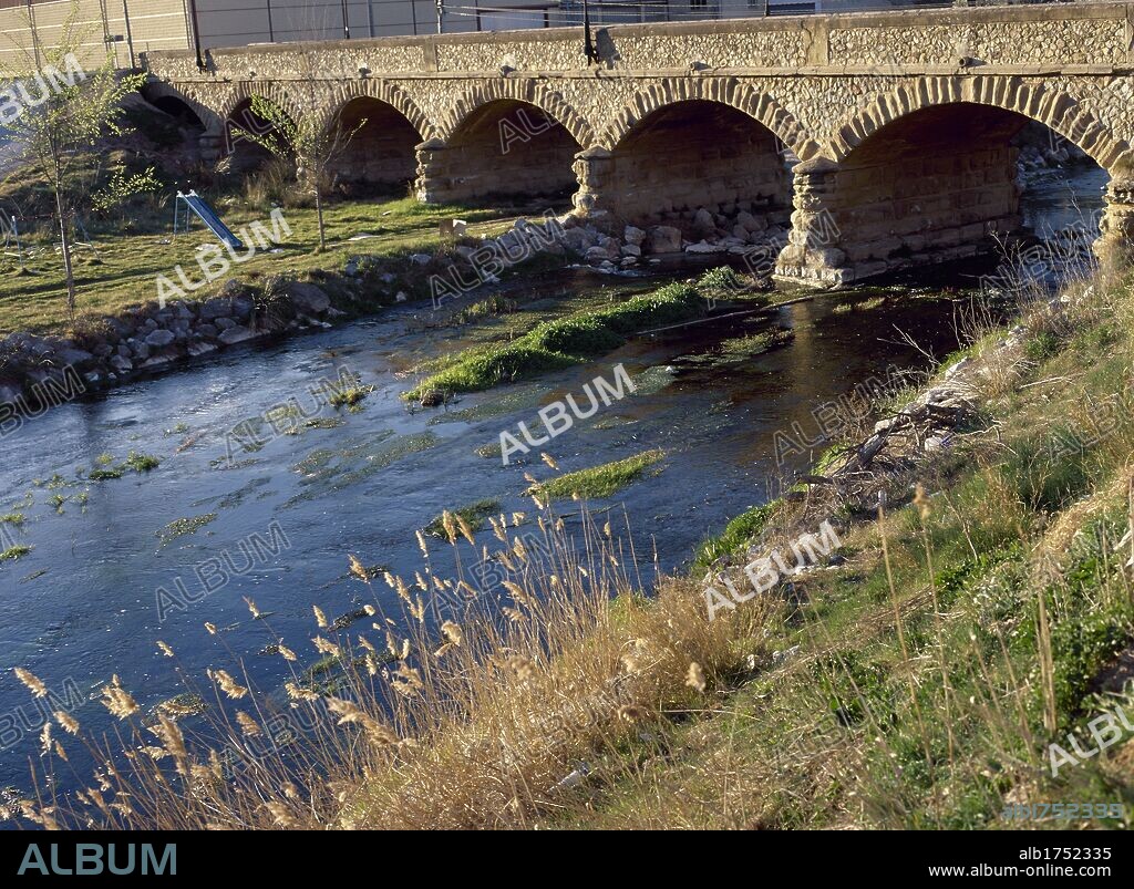 LA RIOJA. MURILLO DE RIO LEZA. Detalle de uno de los puentes de la localidad que permite cruzar los ríos Leza y Jubera. Comarca de La Rioja Baja. España.