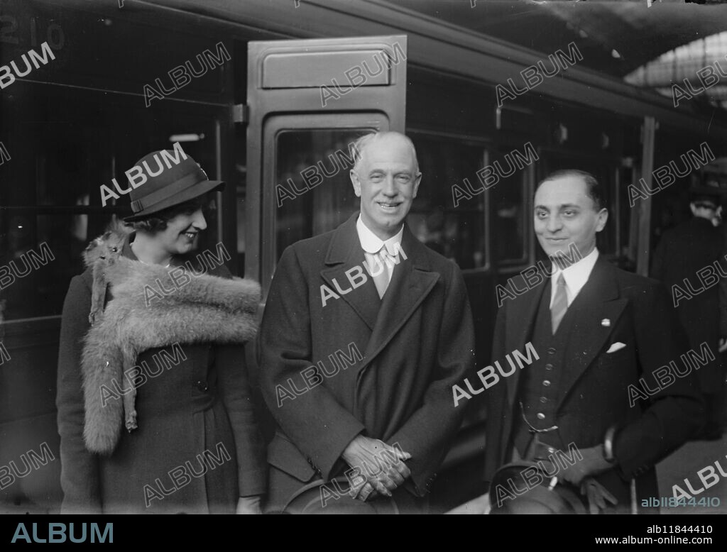 Sir Eric Drummond leaves London to take up his new appointment . Sir Eric Drummond , the new British Ambassador in Rome with the Italian Charge d' Affaires at Victoria . 26 October 1933.
