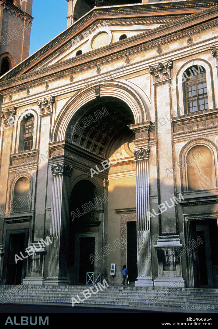 ARTE RENACIMIENTO. ITALIA. LEON BATTISTA ALBERTI (Génova, 1404-Roma, 1472). Arquitecto, matemático y teórico del arte italiano. S. XV. "IGLESIA DE SAN ANDRES". Comenzada a construir en 1472 por encargo de la familia Gonzaga. Vista exterior. Mantua.