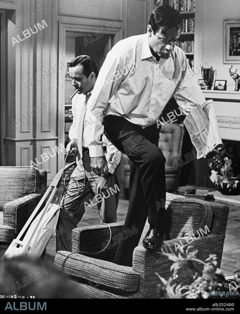 JACK LEMMON y WALTER MATTHAU en LA EXTRAÑA PAREJA, 1968 (THE ODD COUPLE), dirigida por GENE SAKS. Copyright PARAMOUNT PICTURES.