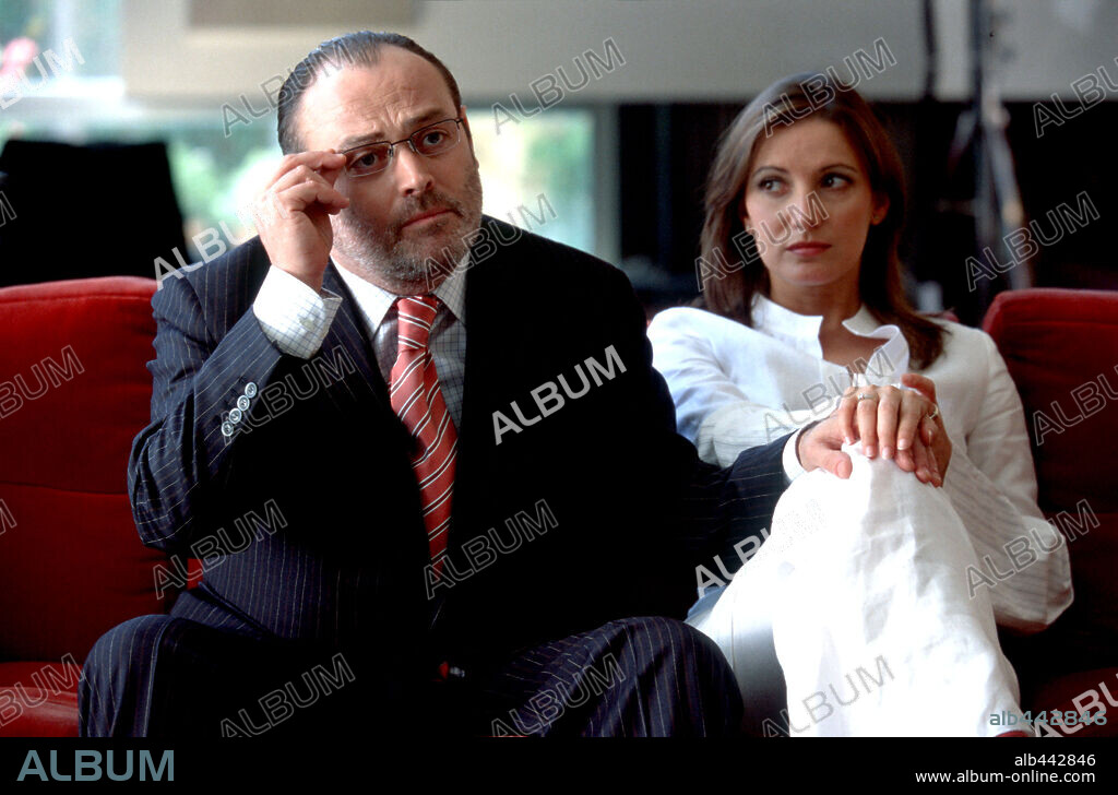 MARTA BELAUSTEGUI y PABLO CARBONELL en LO MEJOR QUE LE PUEDE PASAR A UN CRUASAN, 2003, dirigida por PACO MIR. Copyright OVIEDO TV/TRIVIDEO/TRICICLE.
