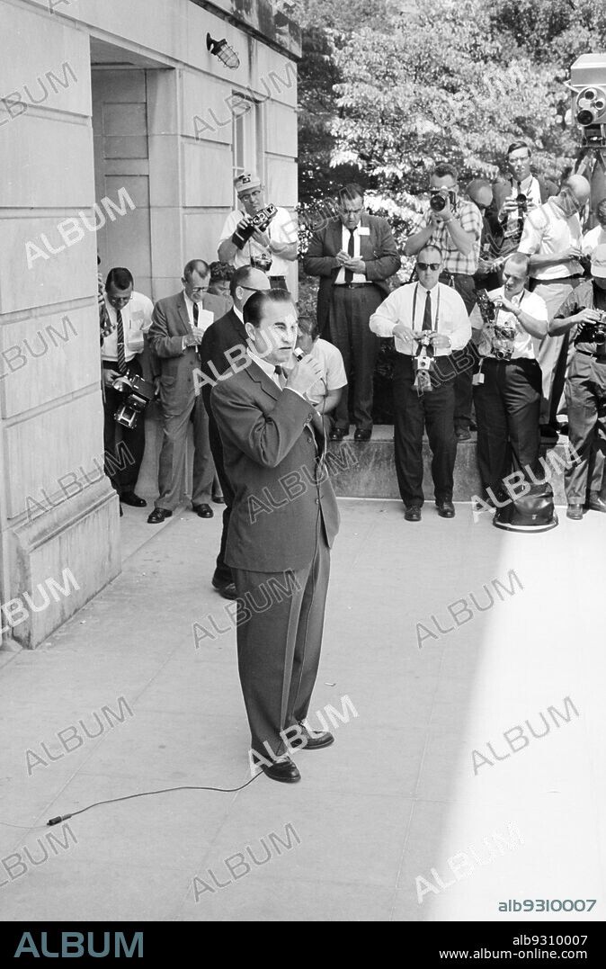 Alabama Governor George Wallace standing at door of Foster Auditorium, University of Alabama to prevent African American students from registering, Tuscaloosa, Alabama, USA, Warren K. Leffler, US News & World Report Magazine Collection, June 11, 1963.