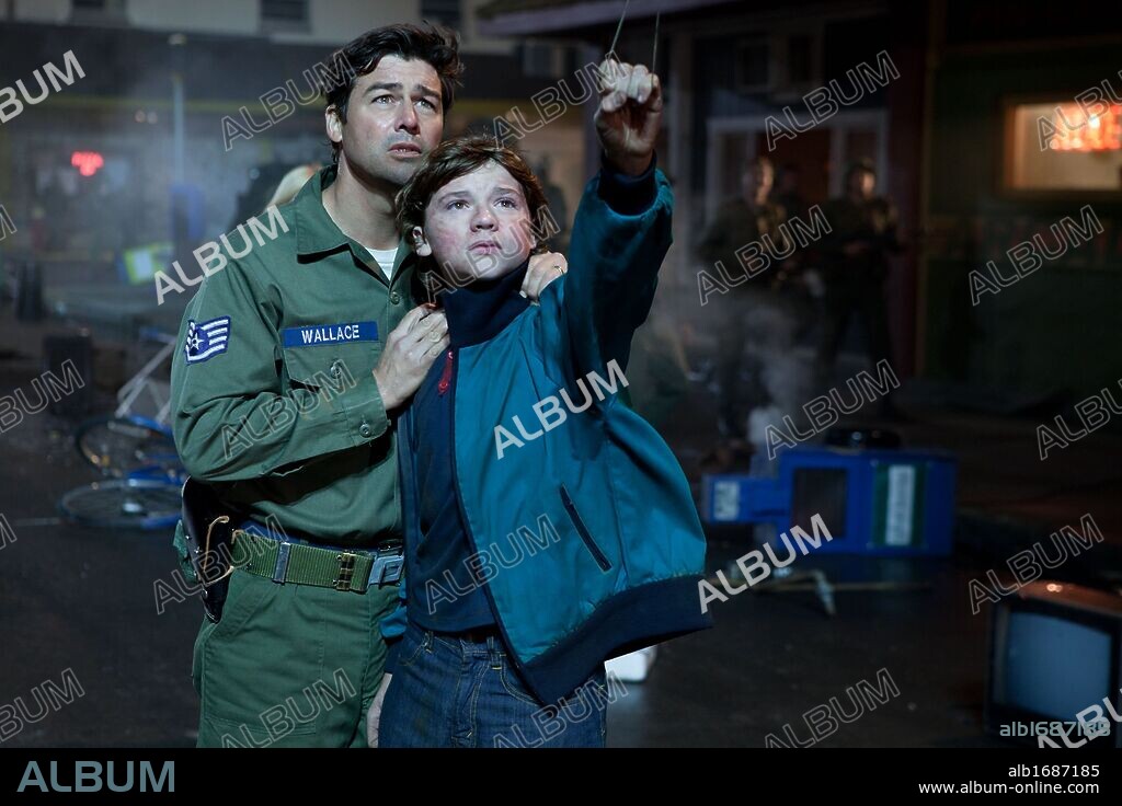 JOEL COURTNEY et KYLE CHANDLER dans SUPER 8, 2011, réalisé par J. J. ABRAMS. Copyright PARAMOUNT PICTURES.