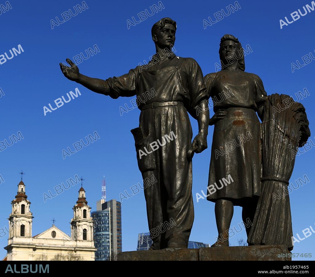 LITUANIA. VILNUS (VILNIUS). Una de los cuatro grupos de estatuas soviéticas que decoran el Puente Verde (Zaliasis Tiltas) sobre el río Neris. Escultura de héroes campesinos "LA AGRICULTURA", realizados en estilo soviético realista por los escultores Bernadas Bucas y Petras Vaivada. 1952. Europa.