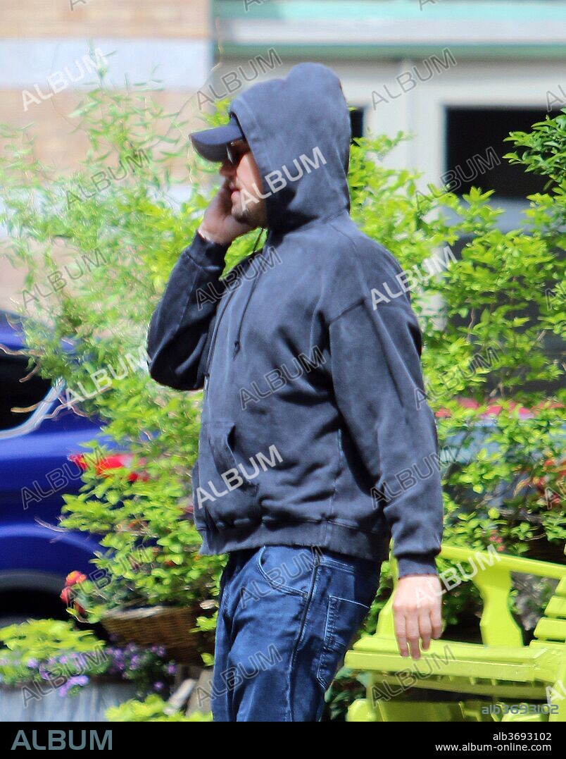 di caprio. May 14, 2018 - New York, New York, United States - Actor Leonardo DiCaprio goes incognito as he leaves a restaurant in Tribeca on May 14 2018 in New York City. 14/05/2018