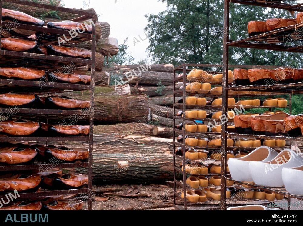 Noordburgum, Scherjons Klompenmakerij / Holzschuhe © Annet van der Voort Format / Filmsize: Kleinbild/24 × 36 mm.