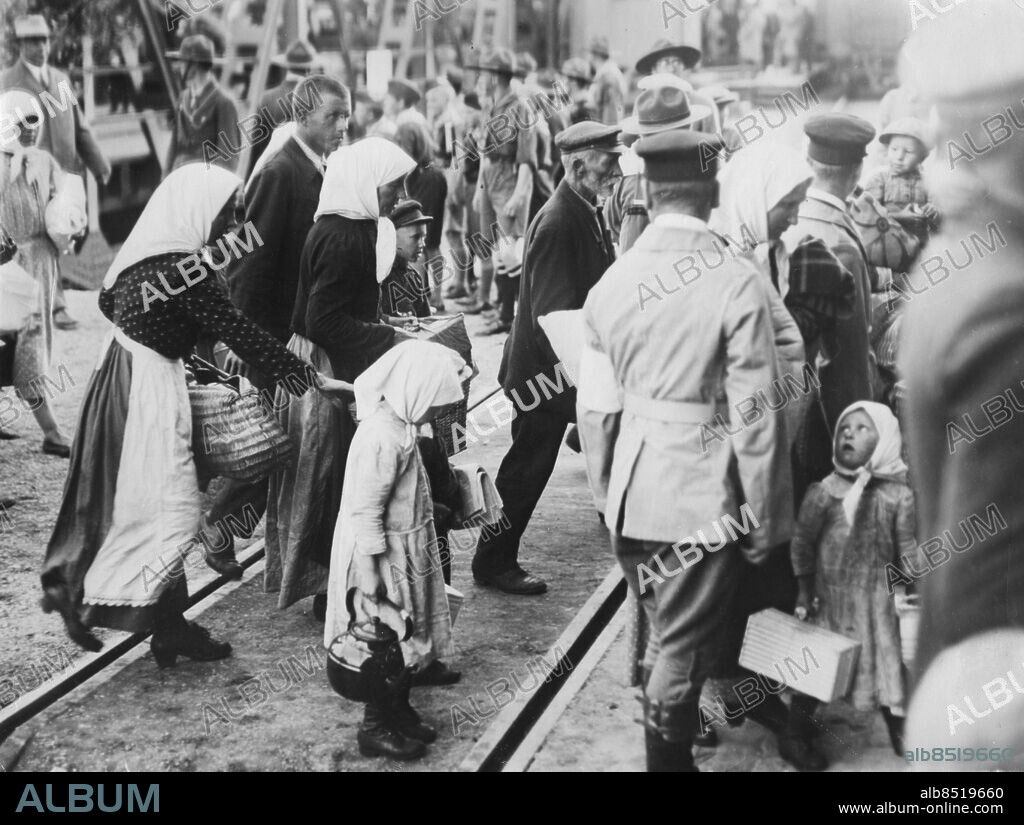 TRELLEBORG 1929.. Utan bildtext. Not. Vid Svenskbyfolkets ankomst till Trelleborg 1929. Anm. Svenskbyborna - benämning på svenskättlingar bosatta i Ukraina. Efter hungersnöd i Ukraina i början av 1920-talet utvandrade nästan hela den svenska bybefolkningen till Sverige 1929 Sjaletter Bagage Räls Resenärer Gammalsvenskbyborna sites: SVERIGE;TRELLEBORG;SOVJETUNIONEN*.
