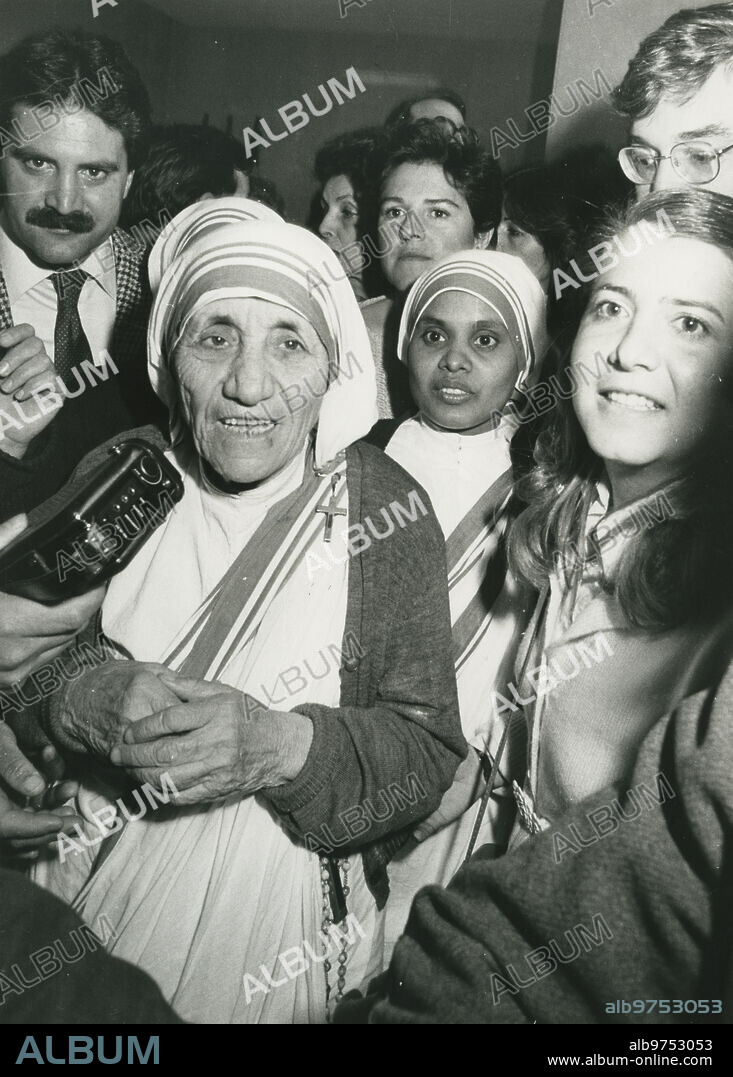 Madrid, 05/22/1983. Mother Teresa of Calcutta in Madrid. In the image, upon arrival at Barajas airport. Visit our country, from Italy, to close the First International Meeting for the Defense of Life, organized by the Family Action Association.