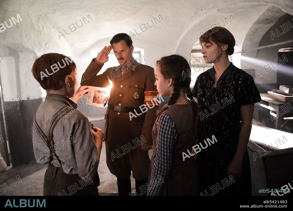 LISA WAGNER, PHILIPP HOCHMAIR und XARI WIMBAUER in DAS GLASZIMMER, 2020, unter der Regie von CHRISTIAN LERCH. Copyright Lieblingsfilm.