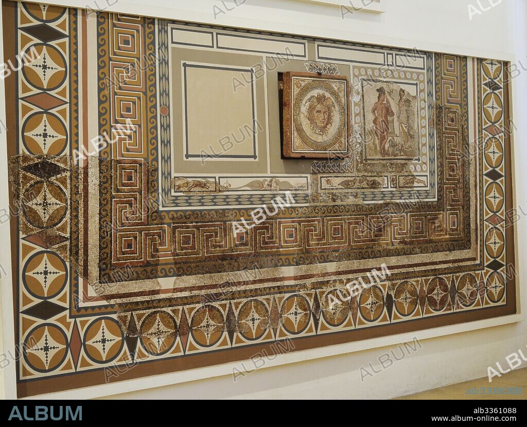 Mosaico de la Medusa, inspirado en el mito de Perseo. Localizado en Tarragona. Siglo II-III D. C. Museo Nacional Arqueológico. Tarragona. Cataluña. España. Mosaic of the Medusa, inspired on the myth of Perseus. Found in Tarraco. 2nd-3rd century A. D. National Archaeological Museum, Tarragona. Spain.