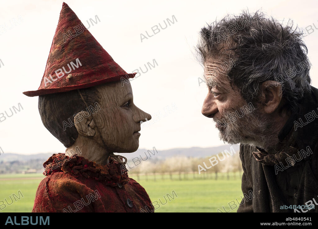 FEDERICO IELAPI and ROCCO PAPALEO in PINOCCHIO, 2019, directed by MATTEO GARRONE. Copyright ARCHIMEDE/ RAI CINEMA/ LE PACTE/ RPC / DE LAZZARIS, GRETA.