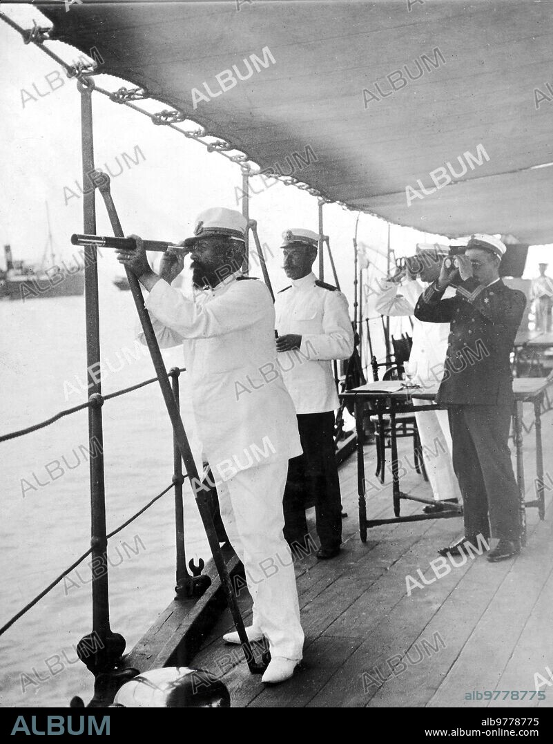Agosto 1909. La marina de Guerra en Melilla. El comandante y Algunos Oficiales del Crucero "Extremadura" Observando desde A bordo el efecto de los Cañonazos Disparados por las Baterías del crucero contra las Posiciones de los Rifeños.
