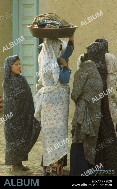 Iran / Zanjan / Everyday life. Girls and a young woman with a basket of laundry on her head, in the city of Zanjan between Tehran and Tabriz. Photo, 28.10.1978.