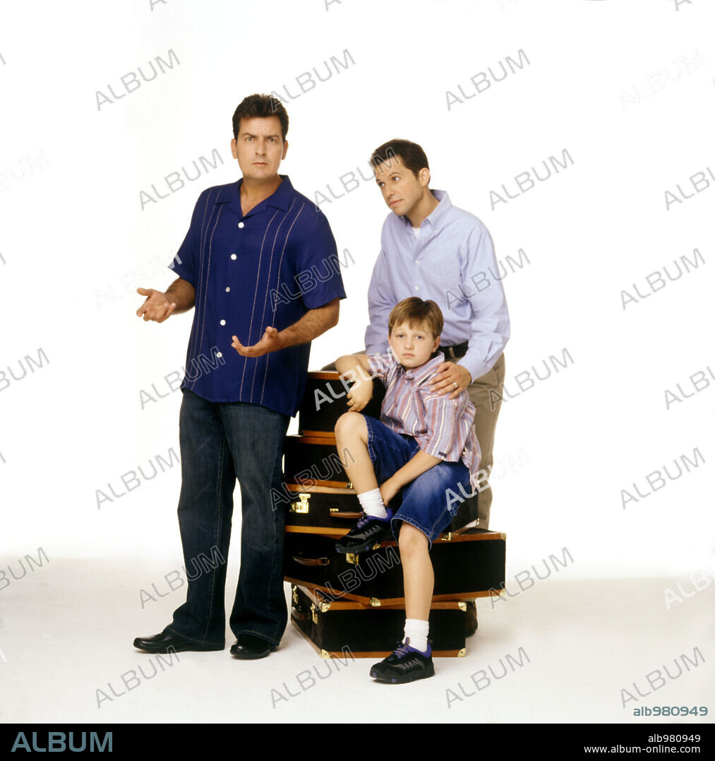 ANGUS T. JONES, CHARLIE SHEEN y JON CRYER en DOS HOMBRES Y MEDIO-TV, 2003 (TWO AND A HALF MEN), dirigida por CHUCK LORRE y LEE ARONSOHN. Copyright CHUCK LORRE PRODUCT./WOLF FILMS/WARNERBROS TELEVISION.