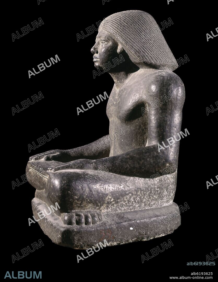 ESCRIBA SENTADO. GRANITO GRIS.  V DINASTIA. PROCEDE DE SAQQARA. 48 CMS ALTURA. VISTA LATERAL.