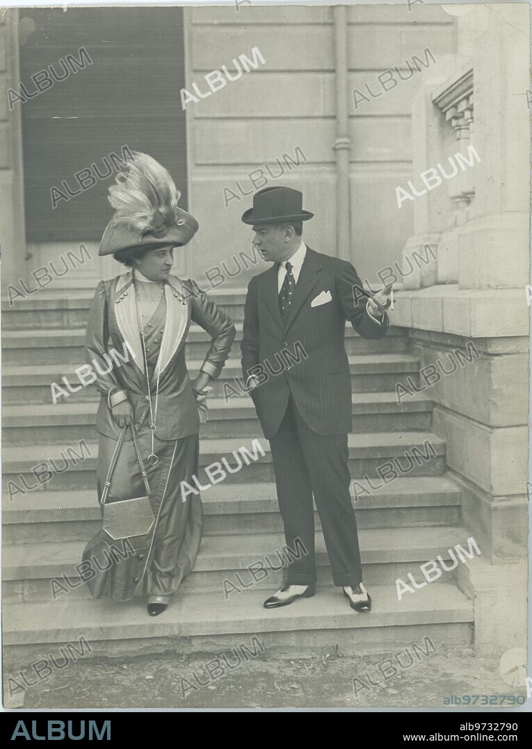 San Sebastián (Guipúzcoa), July 1912. The eminent actress María Guerrero and the illustrious actor Díaz de Mendoza leaving the hotel where they are staying in San Sebastián, where they are performing a brilliant season at the Reina Victoria theater.