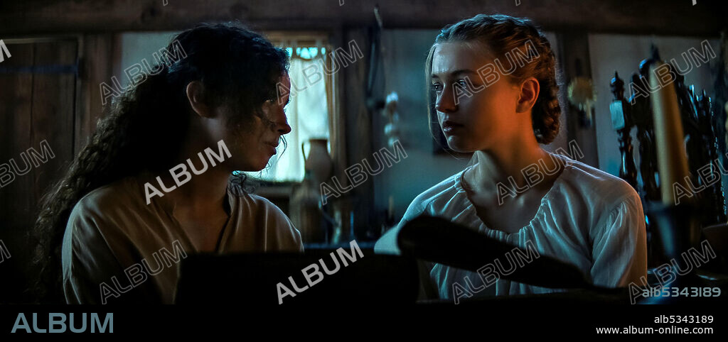 KIANA MADEIRA and OLIVIA SCOTT WELCH in FEAR STREET: 1666, 2021, directed by LEIGH JANIAK. Copyright CHERNIN ENTERTAINMENT.