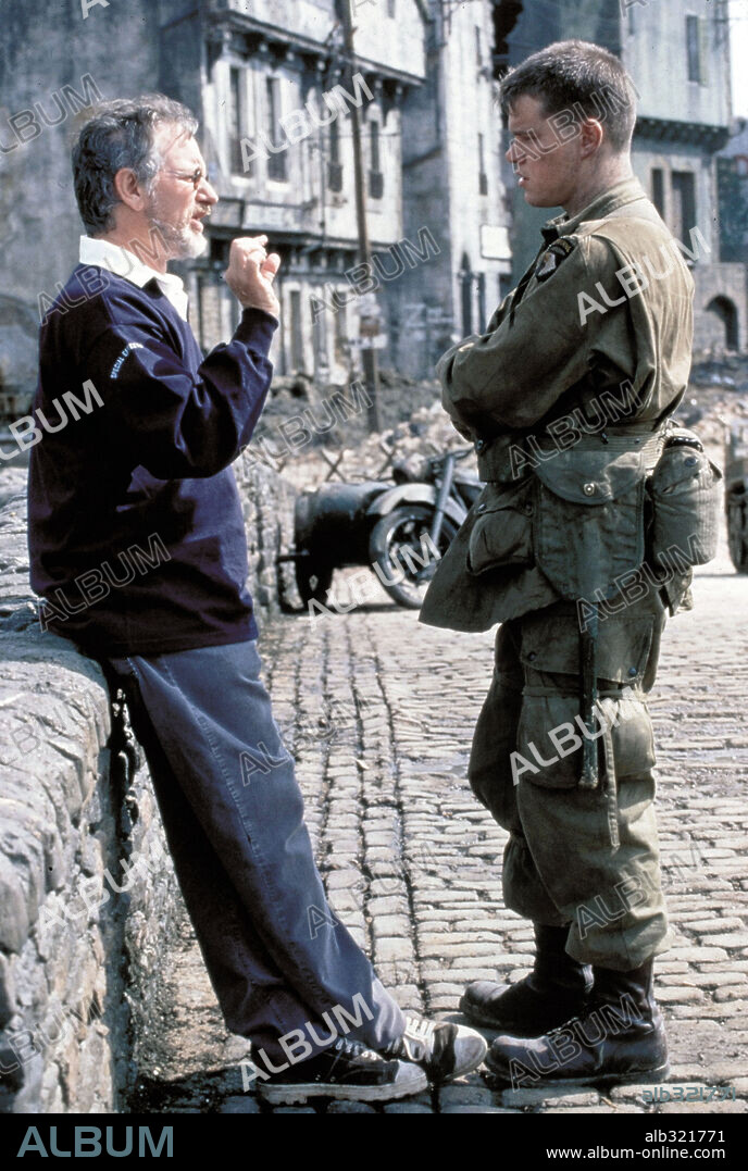 MATT DAMON y STEVEN SPIELBERG en SALVAR AL SOLDADO RYAN, 1998 (SAVING PRIVATE RYAN), dirigida por STEVEN SPIELBERG. Copyright DREAMWORKS / JAMES, DAVID.