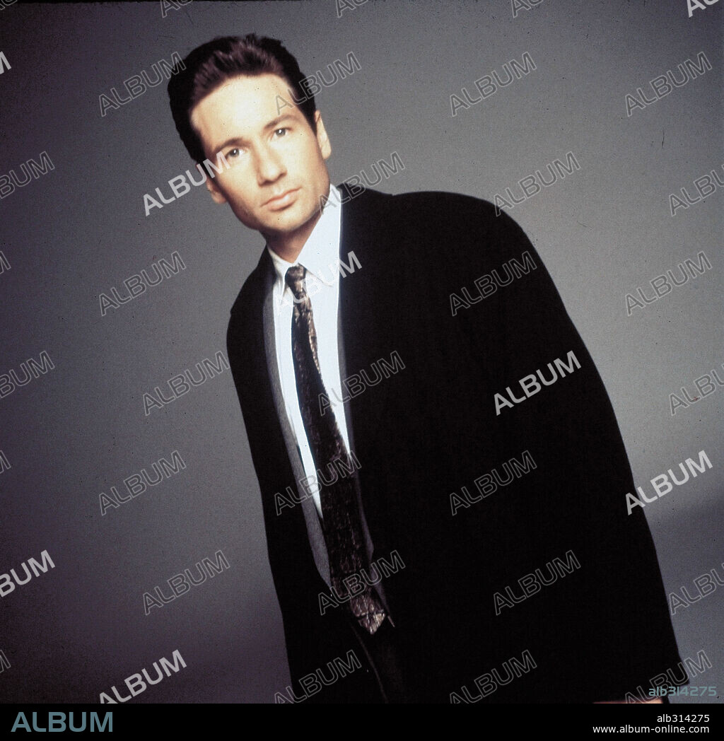 DAVID DUCHOVNY in THE X FILES, 1993, directed by CHRIS CARTER, DAVID NUTTER and ROB BOWMAN. Copyright FOX FILMS.