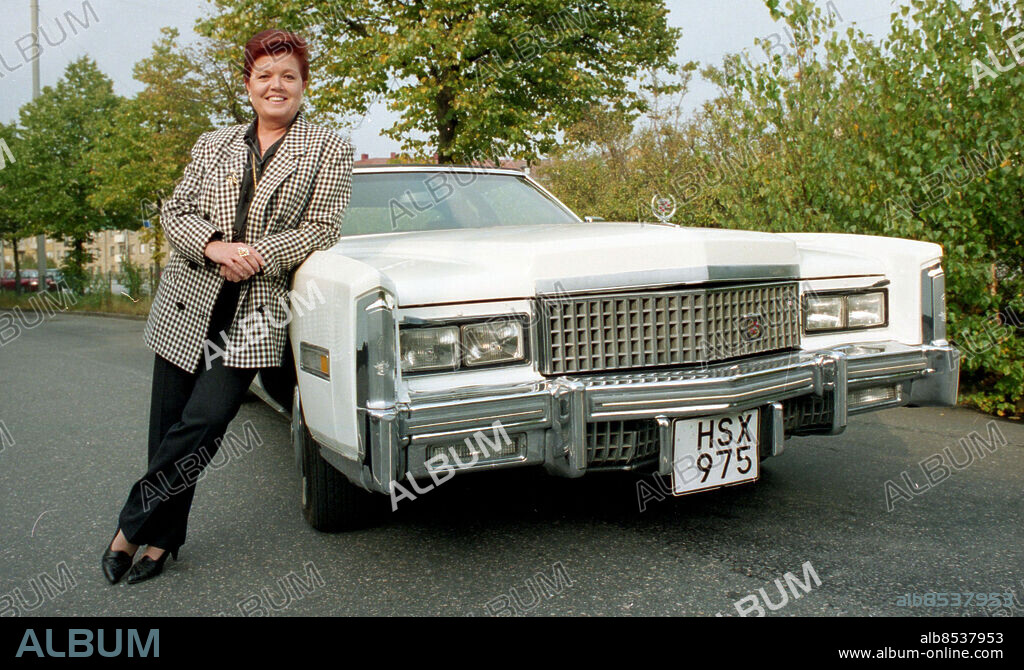 Göteborg oktober 1993 - - Laila Westersund har avlidit - Här tillsammans med sin älskade Cadillac -. Foto: Kamerareportage *** Local Caption *** Foto: Pelle Lund. KAMERAREPORTAGE.