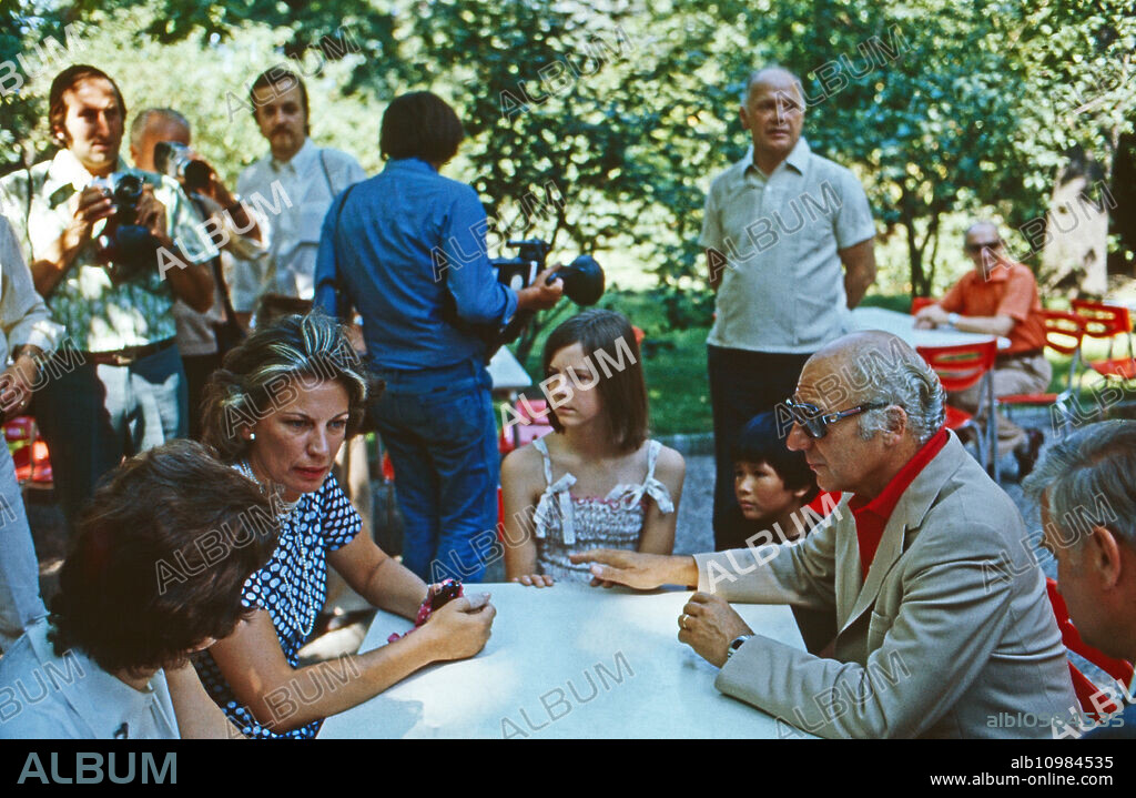 Former German federal president Walter Scheel visiting the Berlin zoo with his wife Mildred and the children Andrea Gwendoline and Simon Martin, Germany 1980.