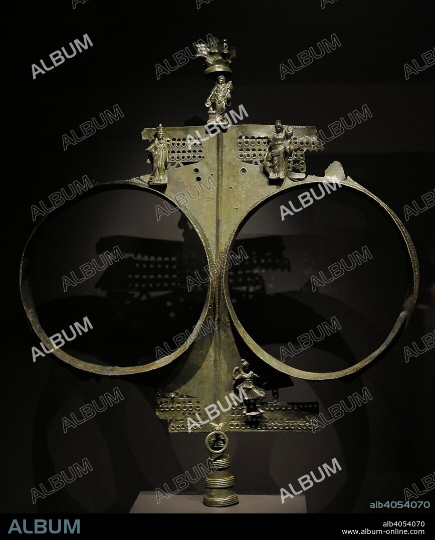 Estandarte de un Collegium Iuvenum. Detalle. Finales del siglo II-principios del siglo III. Bronce. Pollentia (Alcudia, Mallorca). Museo Arqueológico Nacional. Madrid. España.