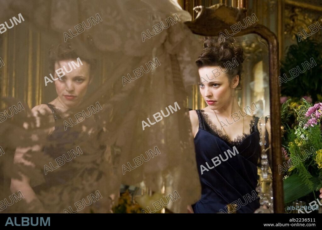 RACHEL MCADAMS y ROBERT DOWNEY JR en SHERLOCK HOLMES, 2009, dirigida por GUY RITCHIE. Copyright SILVER PICTURES.