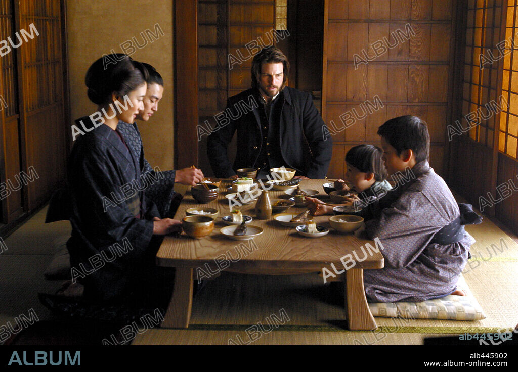 AOI MINATO, KOYUKI, SHIN KOYAMADA, SOSUKE IKEMATSU and TOM CRUISE in THE LAST SAMURAI, 2003, directed by EDWARD ZWICK. Copyright WARNER BROS.