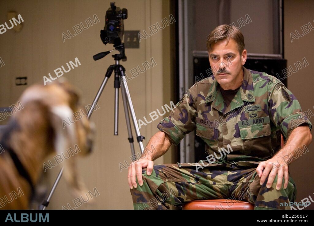 GEORGE CLOONEY en LOS HOMBRES QUE MIRABAN FIJAMENTE A LAS CABRAS, 2009 (THE MEN WHO STARE AT GOATS), dirigida por GRANT HESLOV. Copyright BBC FILMS.