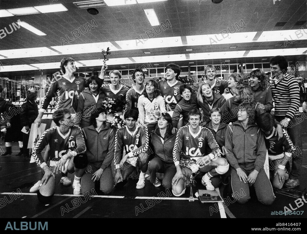 SOLLENTUNA 19840313. Sollentuna vann SM i Volleyboll både i damklassen och herrklassen 1984. (Övre raden fr.v.) Göran Karlssson, Susanne Granelli, Lars Törnqvist, Tomas Hoszek, Eva Hansson, Mats Karlsson, Susanne Wolmesjö, Nils Grundstedt, Mia Josjö, Stella Bergström, Annica Vigren, Yvonne Olausson och damtränaren Anders Kristiansson. (Undre raden fr.v.) Anders Bons, Wendy Baldwin, Mikael Ekdahl, Siv Degerman, Janne Hedengård, Birgitta Axelsson, Marie Carlsson och Martin Olsson.. Foto: Örjan Björkdahl/DN / SCANPIX / Kod: 7. ** SVD OUT **.