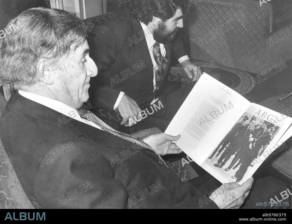El antiguo director de Abc Elfidio Alonso en la casa de Abc durante la presentación del doble diario de la Guerra Civil, en la imagen con el periodista Juan Antonio Pérez Mateos.Fue director de Abc (Incautado por la República) entre el 13 de agosto de 1936 y el 7 de noviembre del mismo Año.