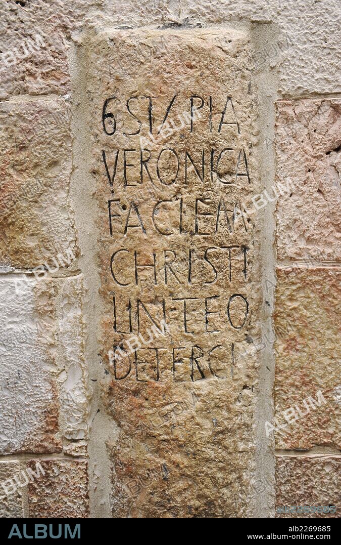 ISRAEL. JERUSALEN. VIA DOLOROSA. Sexta Estación. Detalle del fragmento de columna que señala el encuentro entre Verónica y Jesús. Ésta le limpió el rosto a Cristo. Ciudad Antigua.