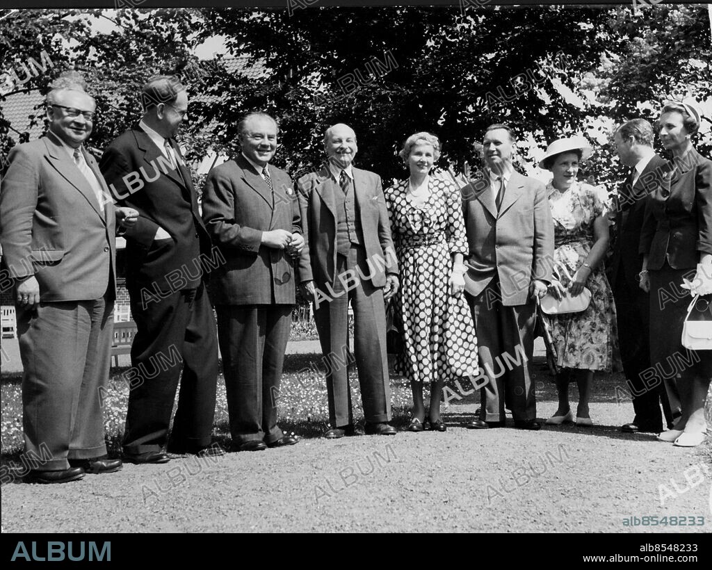 Röstånga 19540608. Fr v Erich Ollenhauer, Tage Erlander, Hans Hedtoft , Clement Attlee, mrs Attlee, Hans Christian Hansen, fru Martha Ollenhauer, landshövding Gustav Adolf Widell och Aina Erlander. Erlander Tage politiker (S), Hedtoft Hans, politiker Danmark, Ollenhauer Erich, politiker Tyskland, Attlee Clement, politiker Storbritannien, Hansen Hans Christian, politiker Danmark, Widell Gustav Adolf, landshövding. Foto Ture Hellström / Sydsvenskan / SCANPIX. **OUT Kvällsposten, Skånska Dagbladet, Metro Skåne**. ***BETALBILD***.