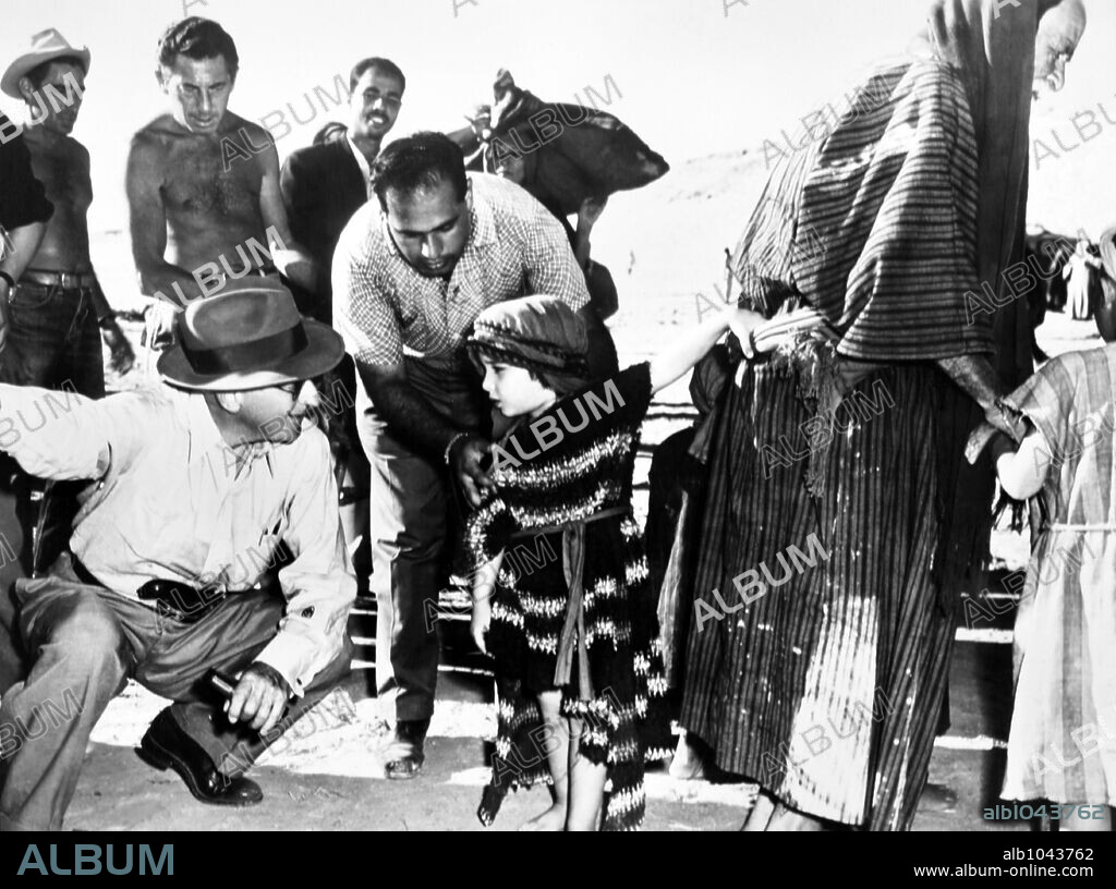 CECIL B DEMILLE en LOS DIEZ MANDAMIENTOS, 1956 (THE TEN COMMANDMENTS), dirigida por CECIL B DEMILLE. Copyright PARAMOUNT PICTURES.