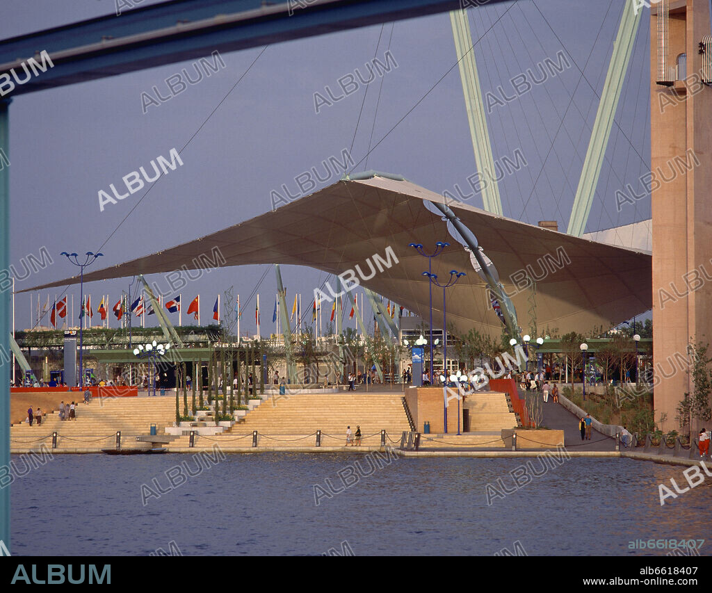 PUERTA DE UNA DE LAS ENTRADAS AL RECINTO DE LA EXPO-92.