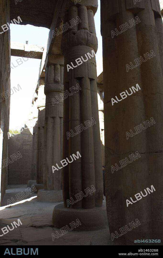 ARTE EGIPCIO. EGIPTO. COLUMNAS PAPIRIFORMES CERRADAS con fuste estriado. Exterior de la sala central de ofrendas. TEMPLO DE LUXOR. (IMPERIO NUEVO) .