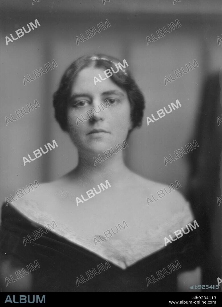 ARNOLD GENTHE. Eckstein, H.J., Mrs., portrait photograph, 1916 or 1917.