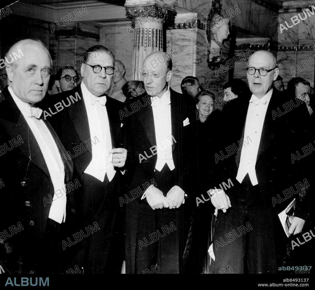 Stockholm 1949-01-21. Svenska Akademiledamöterna Knut Ahnlund, Gustaf Hellström, Einar Löfstedt och Henrik Nyberg vid föreställning på Dramaten i samband med Strindbergsjubiléet. Foto: SvD / TT / kod 12014.