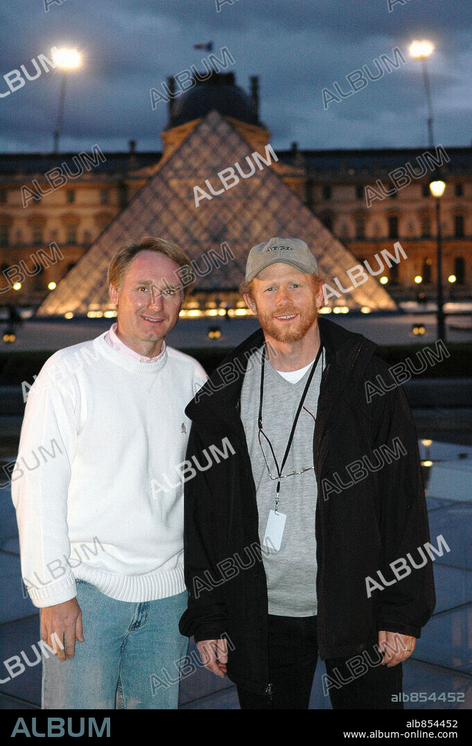 DAN BROWN und RON HOWARD in THE DA VINCI CODE - SAKRILEG, 2006 (THE DA VINCI CODE), unter der Regie von RON HOWARD. Copyright COLUMBIA PICTURES / MEIN, SIMON.