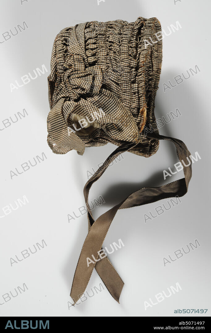 hood, Anonymous, first half of 19th century, straw, silk, linen, sewn, Doll's hood made of silk with a woven brown diamond. The hood is trimmed all around with a strip of silk and a bow on both sides. At the bottom is a silk ruffle. The hood is lined on the inside with linen. The top and side of the hood are pleated around a frame of five braided straw arches. The bottom is also reinforced with this. With two brown ribbons, attached to the inside of the cap on either side, are for fastening, General: 10.3 x 9 x 8.8cm (103 x 90 x 88mm).