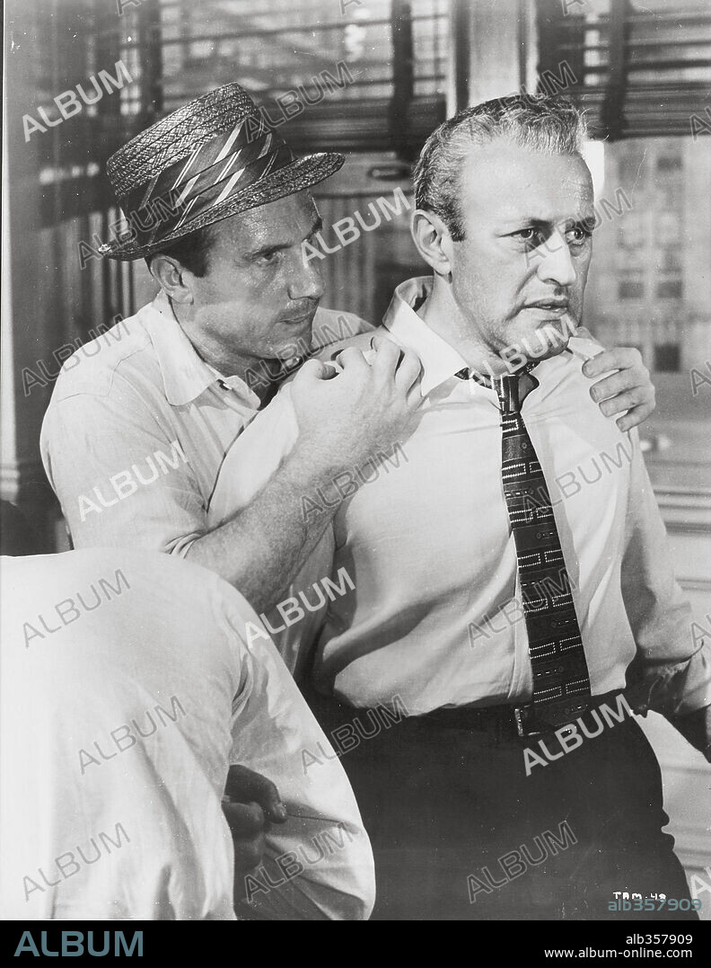 JACK WARDEN and LEE J. COBB in 12 ANGRY MEN, 1957, directed by SIDNEY LUMET. Copyright UNITED ARTISTS.