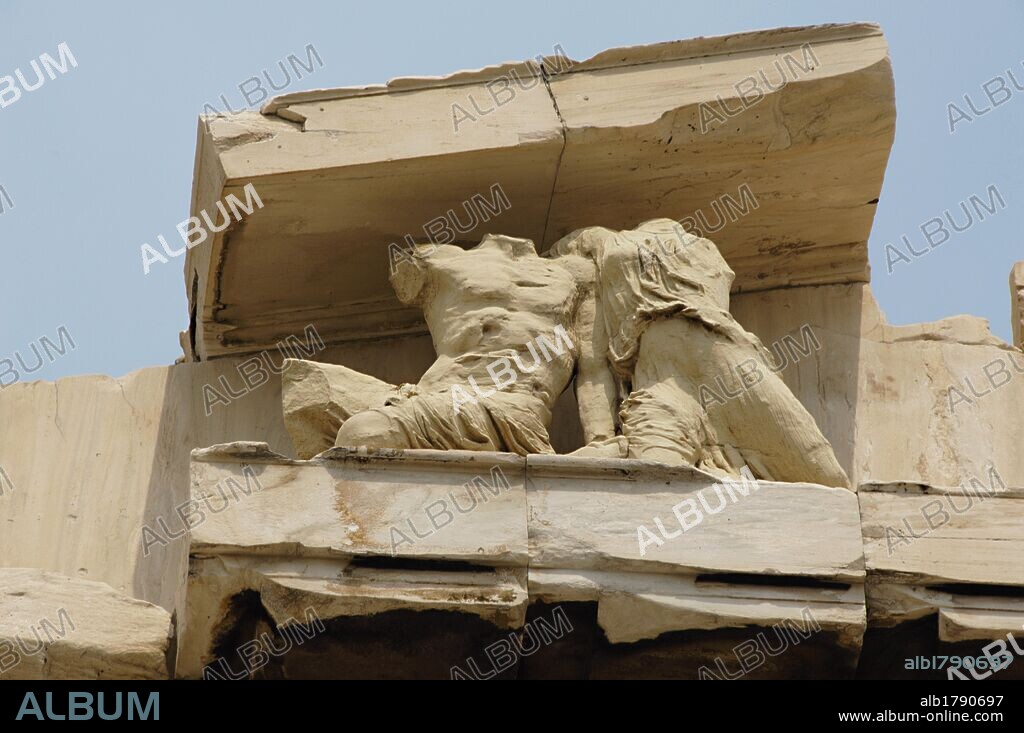ARTE GRIEGO. GRECIA. PARTENON (447-438 a. C). Templo dórico de mármol pentélico, construido bajo la dirección de los arquitectos ICTINO y CALICRATES, y ornado con esculturas de Fidias. Detalle decorativo de la CORNISA. ATENAS.