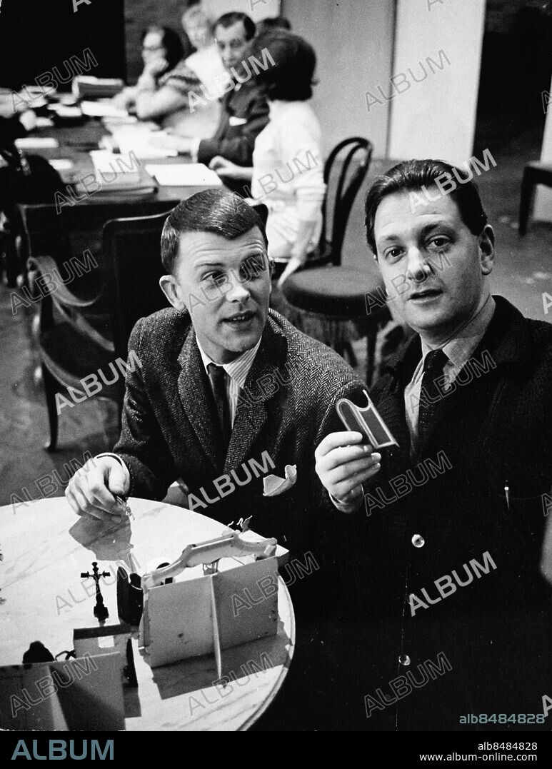 ARKIV 19651214. Maxs Goldstein alias "Mago" (t.h.) Kostymtecknare, kostymdesigner, klädskapare, teaterdekoratör som ritat en mängd kläder för både svenska och utländska filmer och teateruppsättningar. Här tillsammans med sångaren och skådespelaren Sven-Bertil Taube.. Foto: Ragnhild Haarstad / SVD / SCANPIX / Kod: 11014.